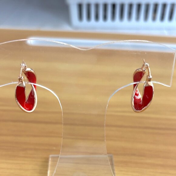 No BRAND Jewelry - Red & Gold Teardrop Hoop Earrings - Stylish Jewelry For Women - Lightweight & Ey